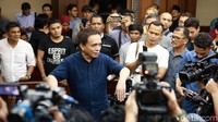 Tampak ekpresi Irwandi Yusuf sebelum mengikuti sidang.