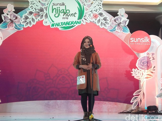 Rieke Meylani mendapatkan pujian juri karena menjadi anak muda yang tetap melestarikan kesenian tradisional. Rieke menuai pujian karena bakatnya nyinden. Foto: Hestianingsih/Wolipop