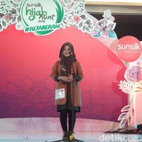 Rieke Meylani mendapatkan pujian juri karena menjadi anak muda yang tetap melestarikan kesenian tradisional. Rieke menuai pujian karena bakatnya nyinden. Foto: Hestianingsih/Wolipop