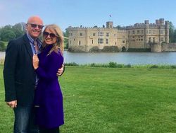 Gaya Mewah Bos Ponsel Berduit Rp 34 Triliun dan Pacar Cantiknya