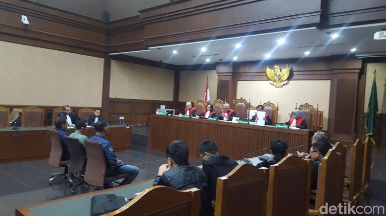 Terbukti Terima Suap dan Gratifikasi, Irwandi Yusuf Divonis 7 Tahun Bui Terbukti Terima Suap dan Gratifikasi, Irwandi Yusuf Divonis 7 Tahun Bui