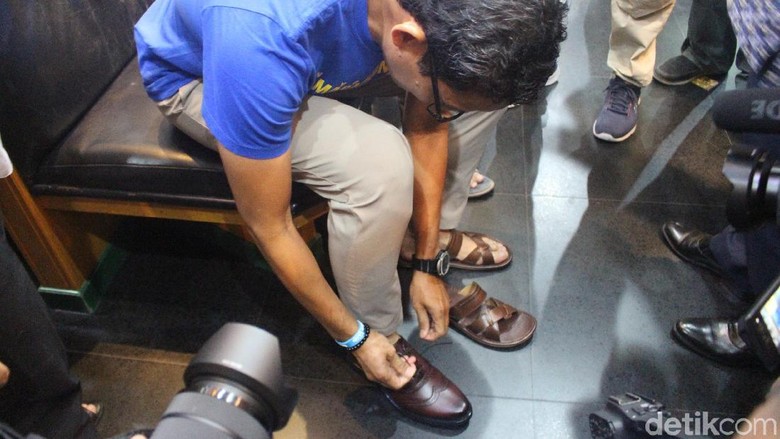 Sandiaga membeli produk sepatu kulit Tanggulangin (Suparno/detikcom) Sandiaga membeli produk sepatu kulit Tanggulangin (Suparno/detikcom)
