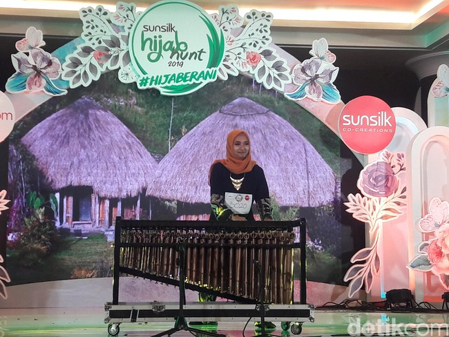Satu lagi mojang Bandung yang dapat pujian karena mengangkat kesenian tradisional. Mutia Bella Trisnawati menunjukkan bakat yang berbeda dengan memainkan angklung towel. Foto: Hestianingsih/Wolipop