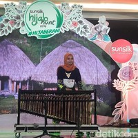 Satu lagi mojang Bandung yang dapat pujian karena mengangkat kesenian tradisional. Mutia Bella Trisnawati menunjukkan bakat yang berbeda dengan memainkan angklung towel. Foto: Hestianingsih/Wolipop
