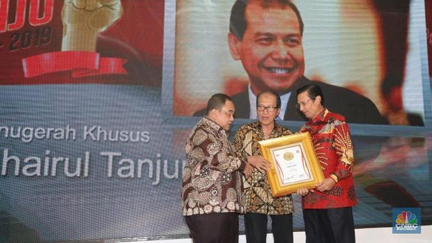 Chairul Tanjung Raih Penghargaan Tokoh Pers Visioner