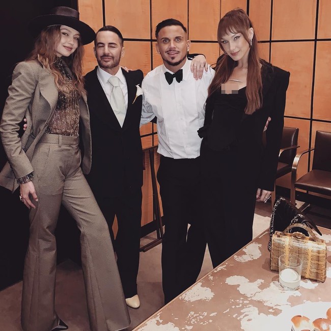 Bella dan Gigi Hadid tampil dengan setelan gaya maskulin dari koleksi sang desainer, Marc Jacobs. Foto: Instagram @gigihadid