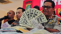 Kabid Humas Polda Metro Jaya Kombes Argo Yuwono menunjukan dolar palsu dalam jumpa pers di Polda Metro Jaya, Jakarta, Senin (8/4).