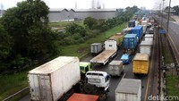 Begini penampakan kemacetan imbas pembangunan jalur tol atas (elevated) Tol Jakarta-Cikampek.