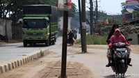 Meski jalanan telah dilebarkan, tapi tiang-tiang ini belum juga direlokasi juga dan dibiarkan berada di tengah jalan.