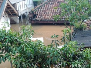 Banjir Menerjang Kabupaten Bandung, Air Hampir Menyentuh Atap Rumah