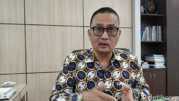 Lalu, di mana mesin Ais berada? Direktur Jenderal Aplikasi Informatika (Dirjen Aptika) Kementerian Kominfo Semuel Abrijani Pengarapan mengatakan mesin sensor internet itu ada di sini. Oh, mesinnya nggak ada di sini. Kamu nggak tahu pastinya, kata Semuel beteka-teki. Foto: detikINET/Agus Tri Haryanto