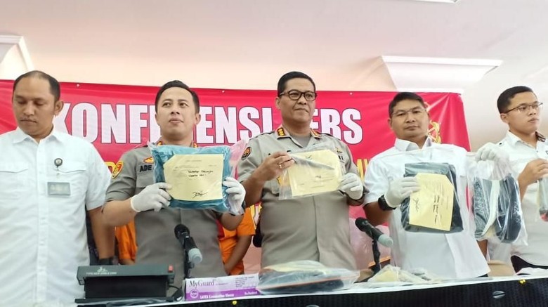 Rampok dan Telanjangi Penumpang, Sopir Taksi Online Ditangkap Rampok dan Telanjangi Penumpang, Sopir Taksi Online Ditangkap