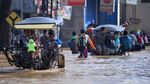 Aksi Neng Geulis Basah-Basahan Terobos Banjir
