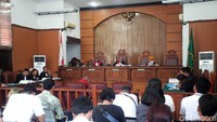 Ruben juga mengaku pernah menerima foto muka lebam dan kemudian menceritakan ke rekannya Deden yang saat itu datang ke rumah Ratna bersamanya. 