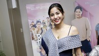 Kirana melengkapi penampilannya dengan makeup natural dan pulasan lipstik merah. Pool/Palevi S/detikFoto.