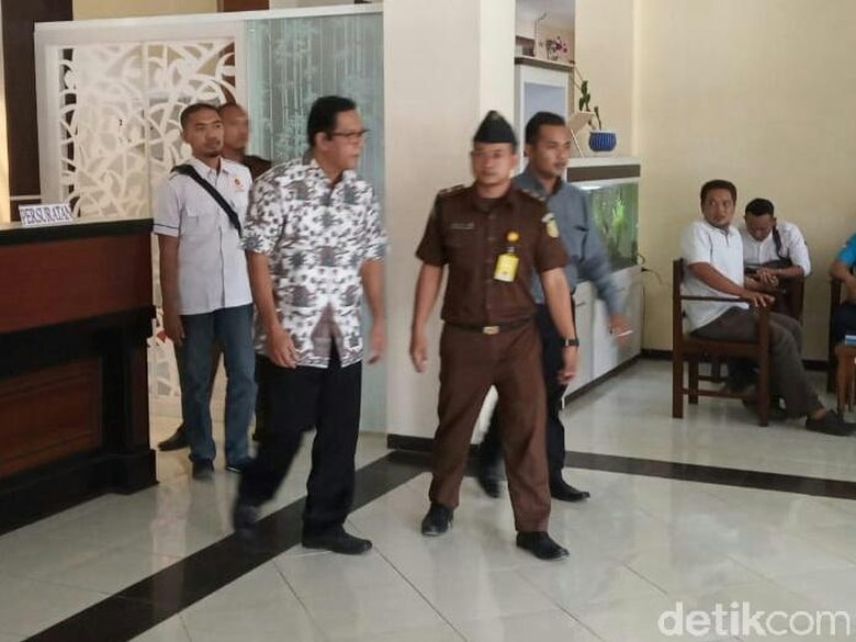 Kejaksaan Tahan Kepala SMPN 2 Tulungagung Terkait Kasus Pungli Kejaksaan Tahan Kepala SMPN 2 Tulungagung Terkait Kasus Pungli
