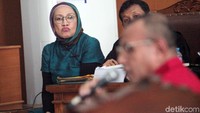 Sementara itu, Ratna Sarumpaet menyebut kesaksian Ruben bohong. Ratna menegaskan tak pernah mengirimkan foto ke Ruben.