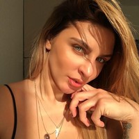 Di luar ring oktagon, penampilan Hammer yang menawan mampu membuat siapa saja yang melihatnya merasa terpesona. Foto: Instagram @ladyhammer_official