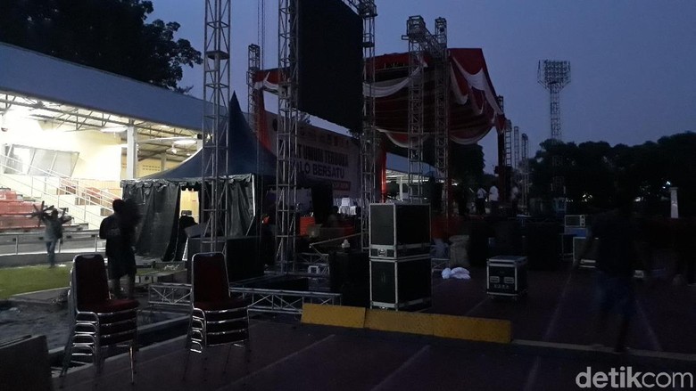 Demi Prabowo, Panggung Kampanye Jokowi di Solo Langsung Dibongkar Demi Prabowo, Panggung Kampanye Jokowi di Solo Langsung Dibongkar