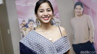 Kirana Larasati tampil seksi dan menawan kala menghadiri acara filmnya yakni Rumput Tetangga. Ia tampak menunjukan bagian bahunya lewat dress tersebut.  Foto: Palevi S/detikFoto