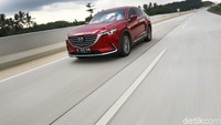 Mazda CX-9 menggunakan mesin berkapasitas 2.5 liter yang dilengkapi dengan turbo. Mesin ini menghasilkan tenaga sampai 231 ps dan torsi melimpah 420 Nm yang bisa kita nikmati pada putaran mesin yang rendah. Saat dikendarai, mobil mengeluarkan layar heads up display di depan pengendara, jadi untuk tahu berapa kecepatan tidak perlu lagi melihat ke cluster meter, cukup lihat saja ke jalanan.