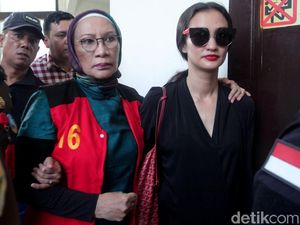Atiqah Dampingi Ratna Sarumpaet Masuk Ruang Sidang