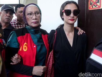 Atiqah Dampingi Ratna Sarumpaet Masuk Ruang Sidang