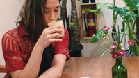  Lagi-lagi menyesap secangkir kopi. Gayanya menyesap secangkir kafein itu terlihat anggun. Sluurp!  Foto: Instagram mayzurstla