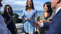 Mayzura memiliki postur tubuh yang lebih besar dibanding kedua kakaknya. Postur tubuhnya terlihat jelas saat ia membagikan momen santap siang bersama rekan-rekannya di Sydney, Australia dua tahun yang lalu. Foto: Instagram mayzurstla