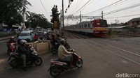 Penutupan dua perlintasan sebidang yang biasa digunakan untuk menyeberang itu dalam rangka mendukung keselamatan perjalanan operasional kereta api pada jalur baru tersebut.