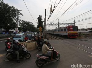 Lapak Pedagang Pisang di Pinggir Rel Pisangan Lama Bakal Dibongkar