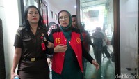 Ratna sendiri didakwa membuat keonaran dengan menyebarkan kabar hoax penganiayaan. Ratna disebut sengaja membuat kegaduhan lewat cerita dan foto-foto wajah yang lebam dan bengkak yang disebut penganiayaan.