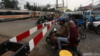 Jumardi mengatakan pihaknya menutup perlintasan sebidang itu agar operasional kereta api tidak terganggu. Selain itu, dengan bertambahnya jalur baru DDT, perlintasan sebidang akan makin lebar dan cukup berbahaya bila dilalui masyarakat.