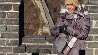 Michelle Waterson yang sepertinya menahan dingin di The Great Wall, China (Instagram/karatehottiemma)