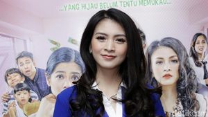 Gaya Donita dengan Dress Biru