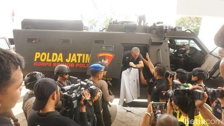 Skuat Arema FC Tiba di Stadion Gelora Bung Tomo Diangkut 3 Rantis Skuat Arema FC Tiba di Stadion Gelora Bung Tomo Diangkut 3 Rantis