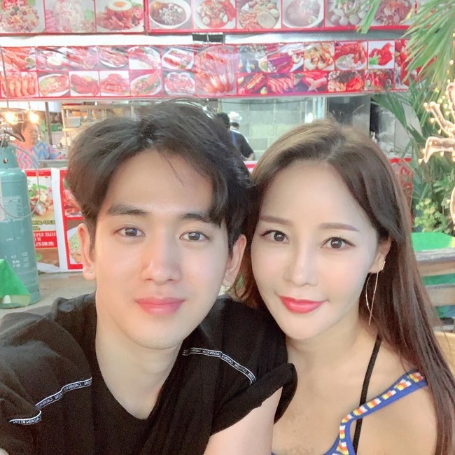 Ryu Phillip sendiri berprofesi sebagai idol KPop. Ia tergabung dalam grup SoReal yang belakangan lebih dikenal sebagai Tri:al. Sayangnya nama grup tersebut kurang terdengar. Foto: Instagram @minakorea