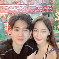 Ryu Phillip sendiri berprofesi sebagai idol KPop. Ia tergabung dalam grup SoReal yang belakangan lebih dikenal sebagai Tri:al. Sayangnya nama grup tersebut kurang terdengar. Foto: Instagram @minakorea