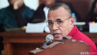 Ruben kemudian menanggapi sanggahan Ratna yang disebut tak pernah mengirim foto. Dia mengatakan siap membuktikan karena foto diklaim tersimpan dalam handphone yang disita polisi. Ruben saat ini ditahan terkait kasus dugaan penipuan.