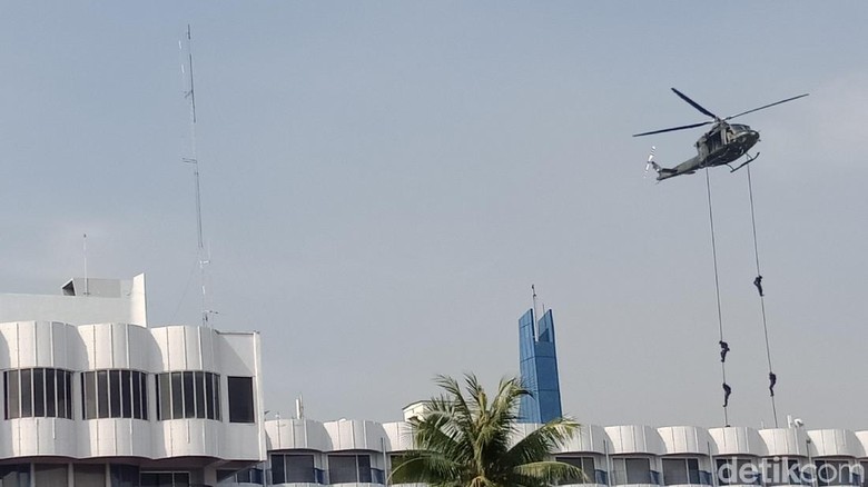 Disaksikan Panglima, TNI Simulasi Pembebasan Sandera Teroris di Jakut Disaksikan Panglima, TNI Simulasi Pembebasan Sandera Teroris di Jakut