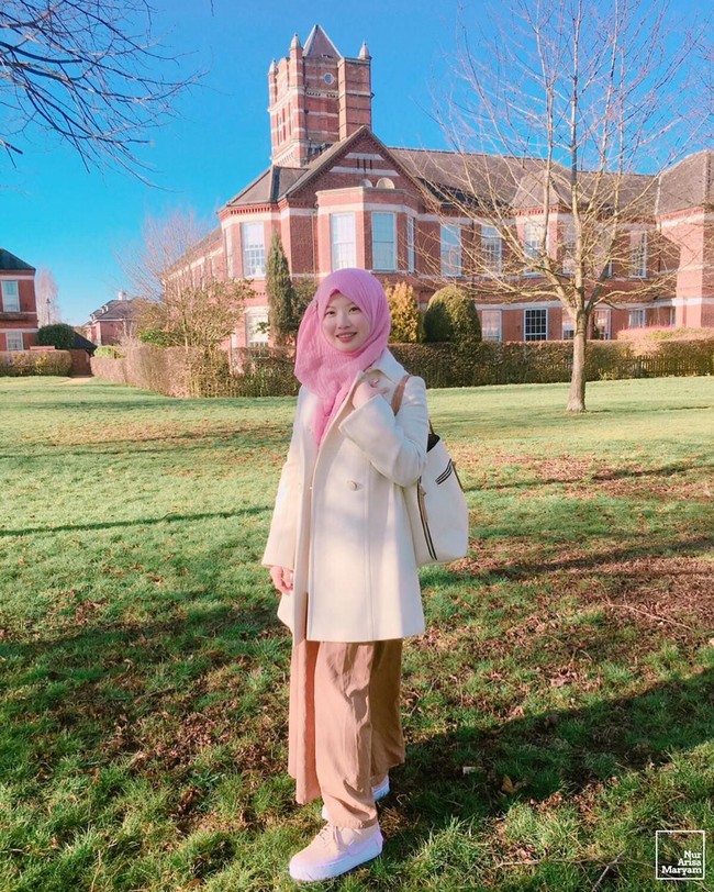 Gaya hijab Arisa memiliki ciri khas. Ia memilih pashmina di kesehariannya. Jenis bahannya beda-beda seperti viscose atau sifon. Foto: Instagram/NurArisaMaryam