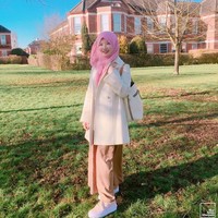 Gaya hijab Arisa memiliki ciri khas. Ia memilih pashmina di kesehariannya. Jenis bahannya beda-beda seperti viscose atau sifon. Foto: Instagram/NurArisaMaryam