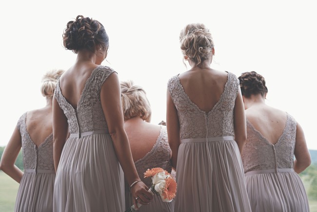 Dalam tradisi pernikahan modern, peran bridesmaid adalah mengiringi pengantin dan sebagai pemanis momen spesial kedua mempelai. Biasanya teman atau sahabat yang dipilih. Namun pada zaman dahulu, bridesmaid sebenarnya adalah beberapa wanita yang diminta memakai gaun mirip dengan sang pengantin. Tujuannya untuk membuat para mantan kekasih bingung di hari pernikahan. Tradisi ini juga untuk memperdaya roh jahat yang mungkin bisa mengganggu mempelai wanita. Foto: Unsplash/Andre Hunter