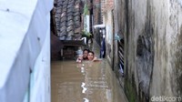 Miftah mengevakuasi istrinya yang sedang hamil 8 bulan dari banjir setinggi leher.