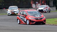 Usai tahu pacuannya mulai bermasalah saat kualifikasi, Alvin tak mau gegabah tampil dan terus bermain cemerlang. Tim pun memutuskan tampil dengan mesin cadangan yang beda dari mesin kualifikasi. Tim Teknis Honda Racing berpikir, lebih baik tampil lebih pelan tapi bisa finis ketimbang harus memaksakan kondisi dan justru gagal finis. Foto: dok. Honda Racing