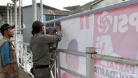 APK caleg yang terpasang di JPO Kota Bambu Utara, Jakarta Barat, tak luput dari penertiban petugas.
