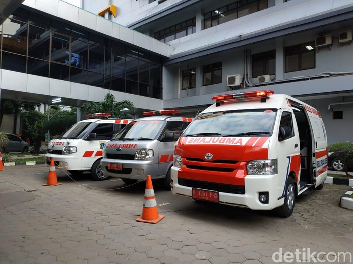Sopir mobil ambulans di sebuah rumah sakit Jakarta.