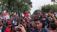 Jokowi tiba di titik awal arak-arakan yakni di depan Rumah Dinas Wali Kota Surakarta Loji Gandrung, Jl Slamet Riyadi, Solo, Jawa Tengah, Selasa (9/4/2019) pukul 15.50 WIB. (Ray Jordan/detikcom)
