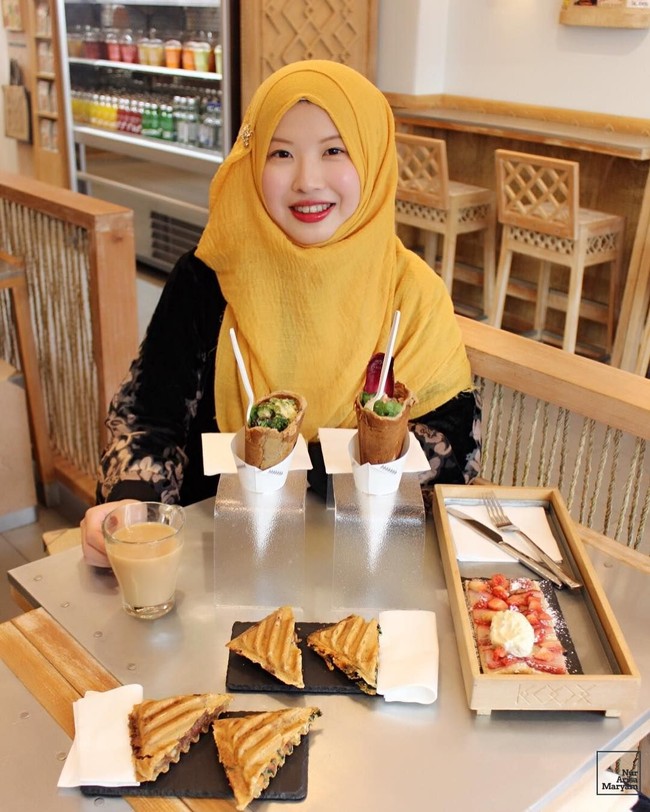 Mengambil jurusan Malaysian Studies di kampusnya, Arisa banyak bertemu banyak orang beragama Islam. Ia pun tertarik mengenal Islam lebih jauh setelah melihat bagaimana umat muslim memiliki prinsip hidup yang baik. Aku sadar cara muslim berpikir itu sangat indah. Aku juga sempat terkejut, karena apapun yang terjadi, mereka selalu mengembalikan semuanya kepada Tuhan, ungkapnya kepada Mvslim. Foto: Instagram/NurArisaMaryam