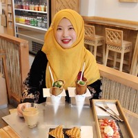 Mengambil jurusan Malaysian Studies di kampusnya, Arisa banyak bertemu banyak orang beragama Islam. Ia pun tertarik mengenal Islam lebih jauh setelah melihat bagaimana umat muslim memiliki prinsip hidup yang baik. Aku sadar cara muslim berpikir itu sangat indah. Aku juga sempat terkejut, karena apapun yang terjadi, mereka selalu mengembalikan semuanya kepada Tuhan, ungkapnya kepada Mvslim. Foto: Instagram/NurArisaMaryam